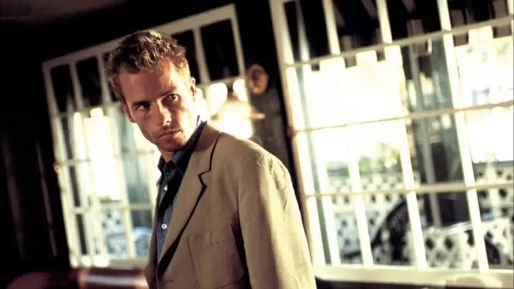 在《記憶》中，蓋伊·皮爾斯飾演的倫納德·謝爾比遭受了什麼痛苦？