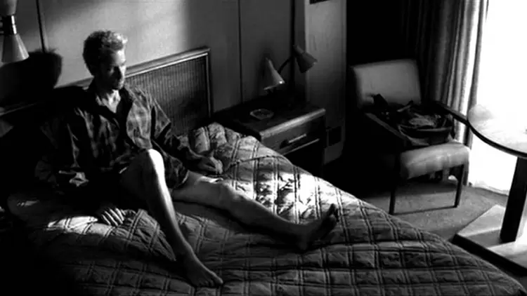 倫納德在調查他妻子的謀殺案時使用了什麼技巧？