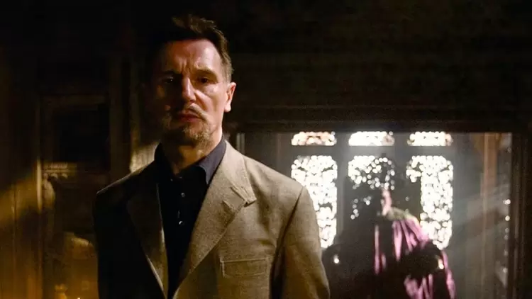 在《蝙蝠俠開始》中，拉的阿爾古爾在訓練布魯斯·韋恩時使用了什麼假身份？