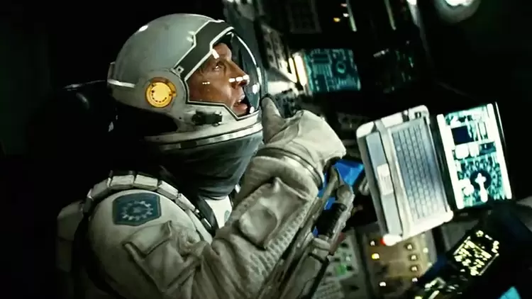 奸詐的曼博士試圖殺死馬修·麥康納飾演的庫珀，是由哪位一線藝員在一個令人驚訝的延長客串中扮演的？