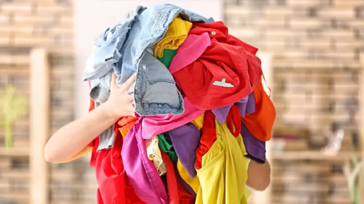 你現在穿什麼顏色的衣服？