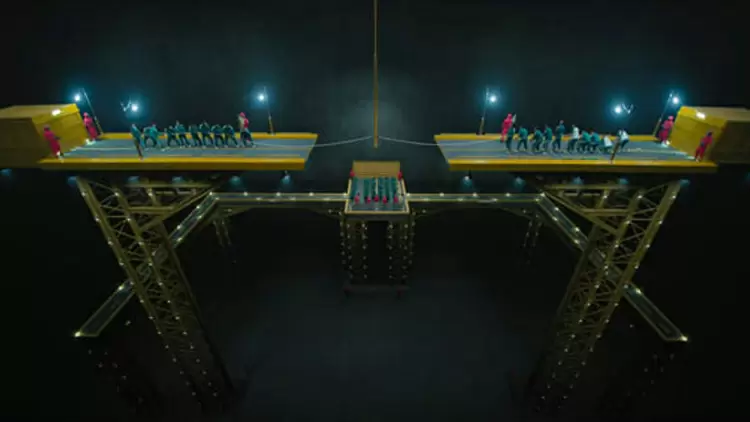 第三場比賽“拔河”。 您的團隊由您、106、003、413和012組成。 你使用什麼策略？