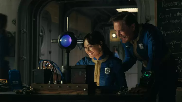 你是漢克，露西的父親，33號金庫的保管員。