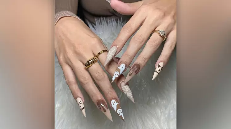 這些美甲以其溫暖的焦糖色和微妙的色調散發出節日的氣息。