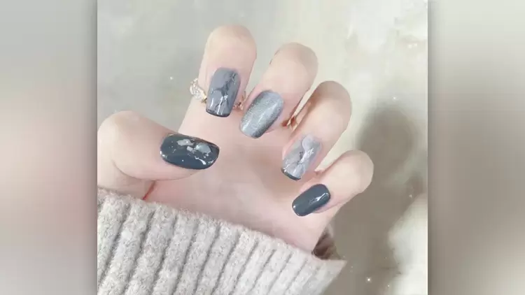 使用這些美甲體驗大理石般紋理的新鮮感。