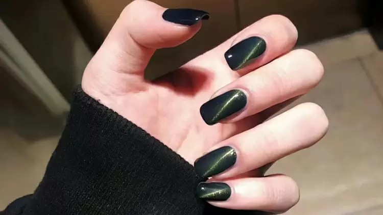 這些美甲以柔和的顏色為特色，營造出一種距離感和高級感。