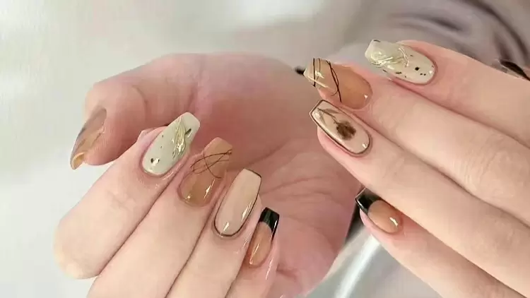 明亮的顏色和柔和的線條定義了這些美甲。