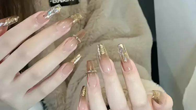 金屬光澤的美甲讓您感受到貴族和奢華的感覺。