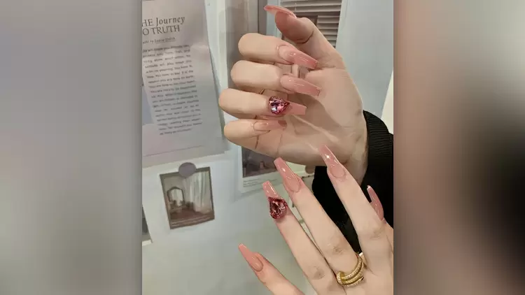 這些粉紅色的指甲看起來甜美柔軟，表面光滑。