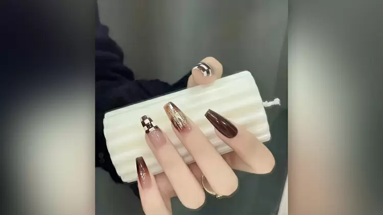 深棕色的經典格子圖案定義了這些美甲，營造出秋冬的氛圍。