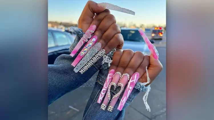 準備好用這些芭比娃娃風格的美甲來彰顯個性。