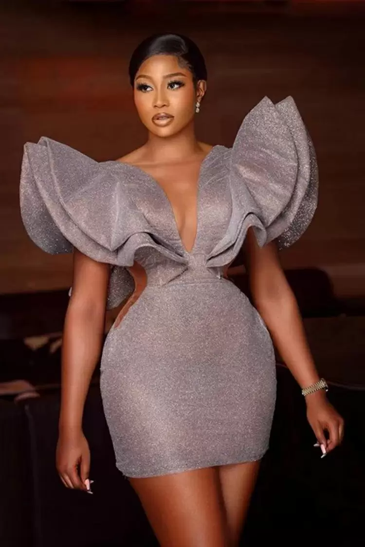 這件精心設計的晚禮服真的很討人喜歡，誇張的袖口使其成為任何人群中最耀眼的存在。