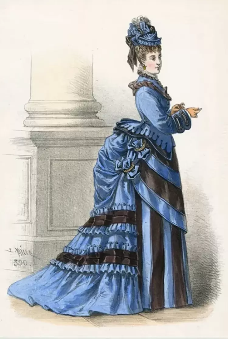 你穿這件緊身連衣裙很合身！