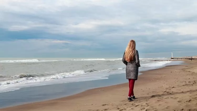一個孤獨的女孩獨自在樹林裏走著。 突然