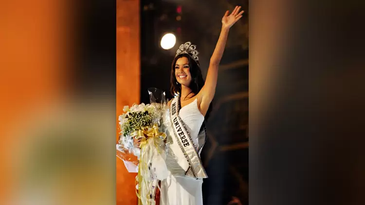 你是2005年環球小姐，來自加拿大的娜塔莉·格裏波娃。