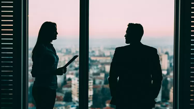 拉爾夫似乎對奧利弗的評論很生氣。 一天下午,他走近你,問你和路易士是否真的是命中註定的伴侶。 你會如何回應他?