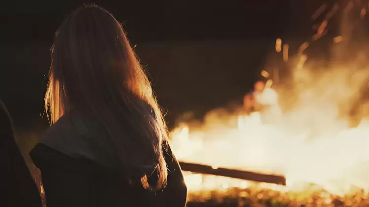 當儀式終於結束時,感覺一切都結束了。 在每個人都帶著自己的想法離開後,Clifford走近你,握住你的手,告訴你這個儀式是假的,沒有得到女神的指導。 柯利弗德是利用他獨特的能力創造了女神指引的人,因為他知道長老們想用特殊的力量處決你和你的狼。 你對此有什麼想法?