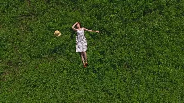 又過了六個月,什麼也沒發生。 在一個陽光明媚的日子裏,你躺在草地上,凝視著清澈的藍天。 你感覺好像有人在背後看著你,當你轉身時,你看到了____。