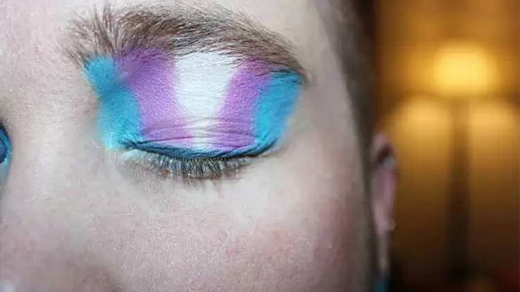 你完全接受並體現了通常與“娘娘腔”相關的特質。