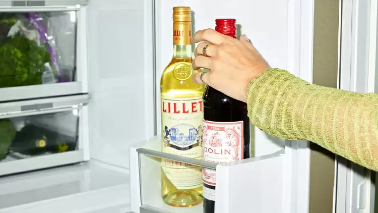 冰箱裡總是備有啤酒、燒酒等酒類。