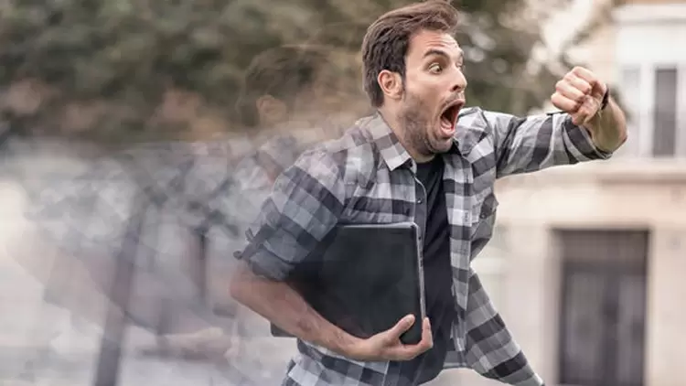 有個人邊看表邊狂奔，但還是遲到了5分鐘，你覺得他在想？