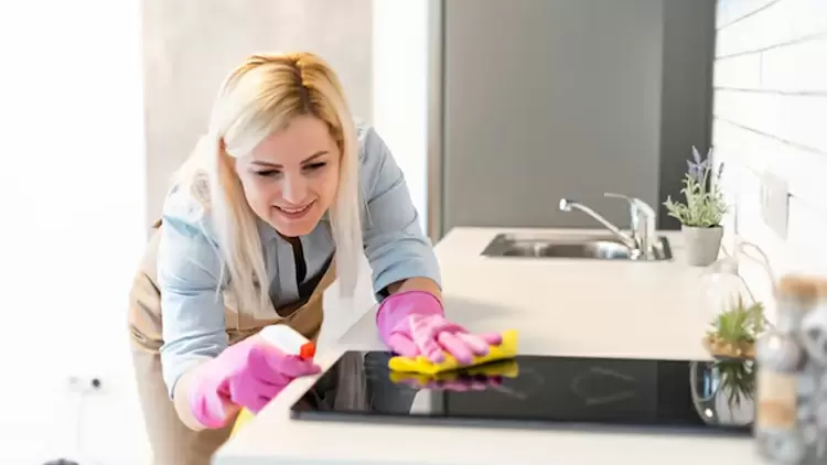 有位家庭主婦正在打掃，你覺得她此時在想？