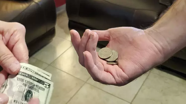 你和朋友一起在餐廳吃飯，但是吃好走出餐廳才發現店員少找你10元，你會怎麼做？