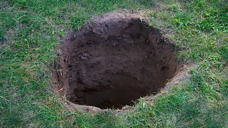 你看到地面上有一個洞時，你會怎麼想？