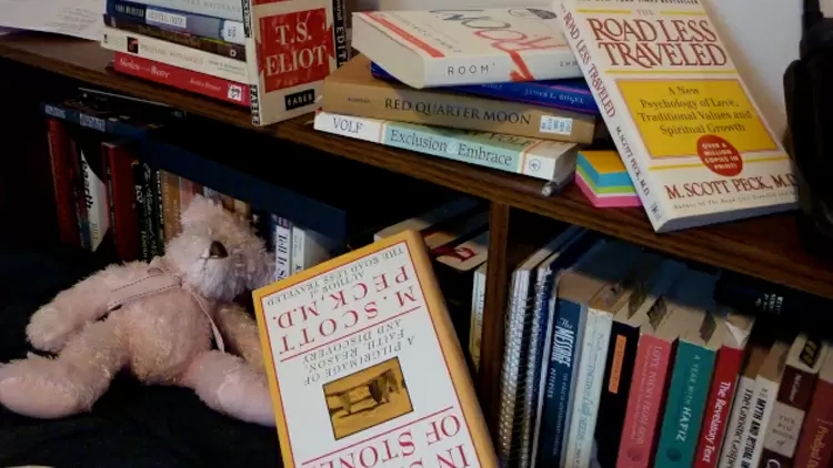 書架上的書倒了，看起來亂七八糟，這時你會馬上整理嗎？