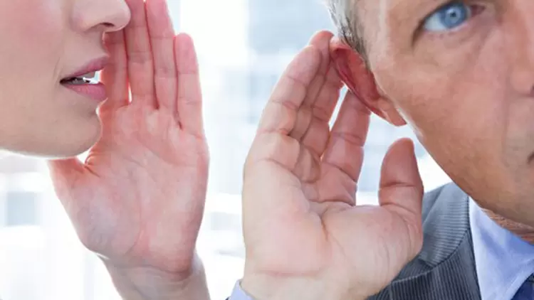 一個人在和另一個人說悄悄話，你認為他聽了之後的反應是？