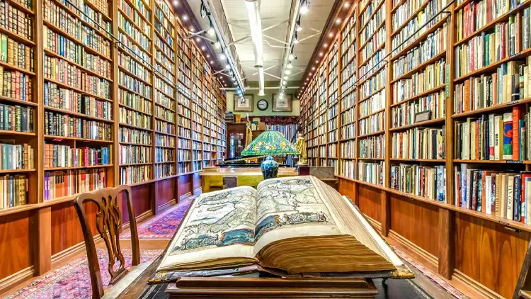 你在書店瀏覽，有人詢問你對某本書的看法，你會怎麼做？