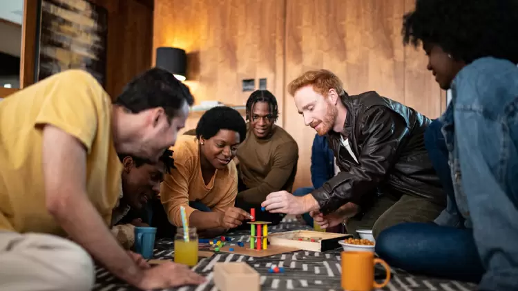 你在朋友聚會上，有人提議玩一個你不喜歡的遊戲，你會怎麼做？