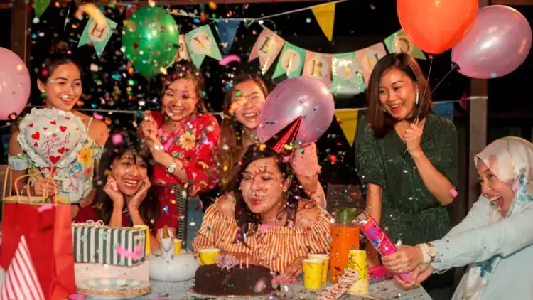 你在朋友的生日派對上，被邀請上台發言，你會怎麼做？