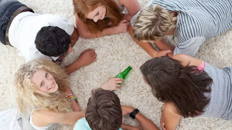 你在朋友聚會上，有人提議玩真心話大冒險，你會怎麼做？