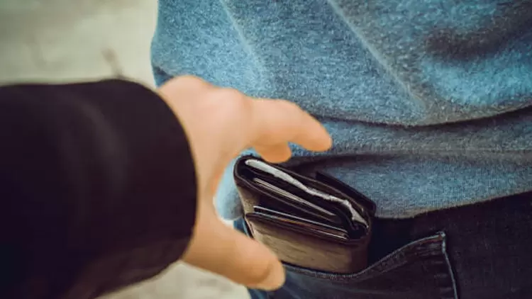 在公交車上，看到有人的錢包被偷，你會怎麼做？