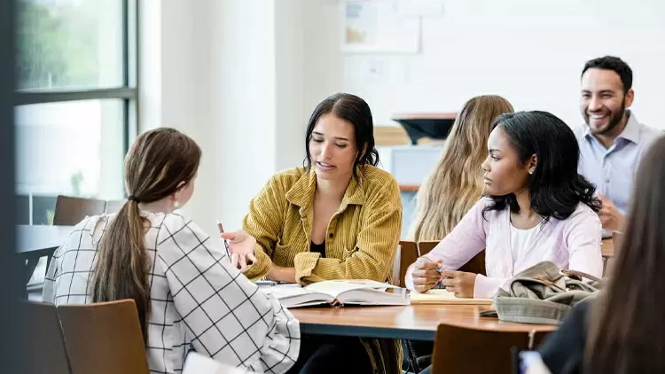 在工作時，同事經常在休息時間找你聊天，但你有很多工作要完成，你會怎麼做？