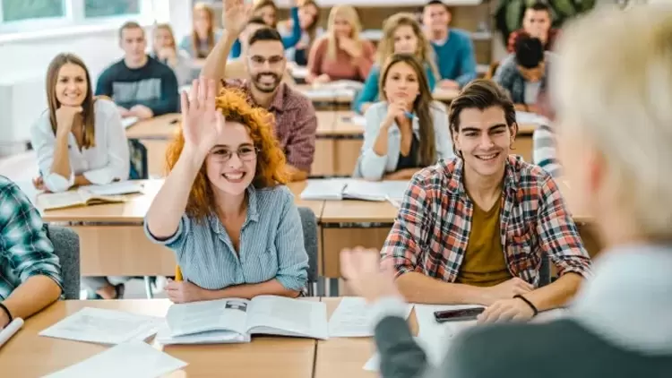 在工作團隊中，有人經常搶著發言，不給他人工機會，你會怎麼做？