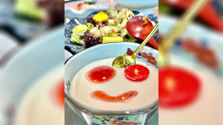 剛認識的朋友請你吃晚飯，你已經很飽了，ta卻一直勸你嘗嘗店裡的招牌甜品，你會?