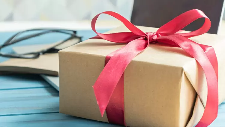 你會找誰來幫你挑選給別人的禮物？