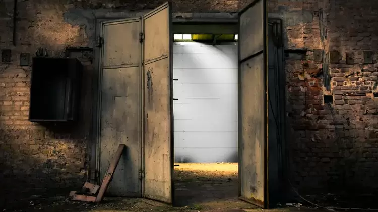 當你站在廢棄工廠的大門前,首先吸引你目光的是: