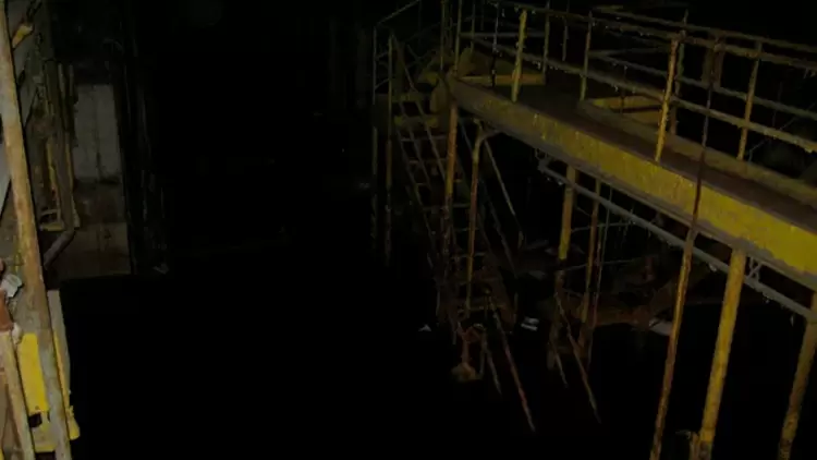 面對工廠深處黑暗幽深的角落,你: