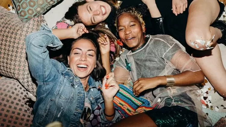 週末我喜歡去參加聚會。