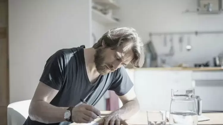 我發現寫故事很容易。