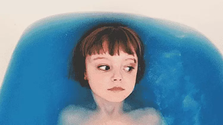 照片中的孩子看起來