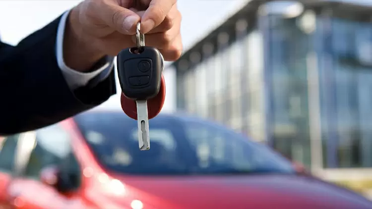 你那輛破舊的汽車終於壞了,你正在買一輛新車型。 你是如何做决定的?