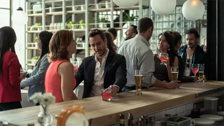 你與那些高度關注性吸引力或性體驗的對話或媒體的關係如何?