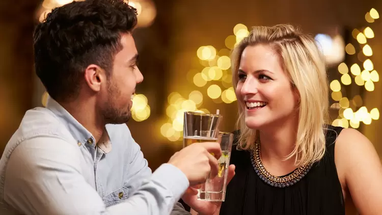 想像一下,你正在結識一個你覺得有吸引力的人。 當你花更多的時間和他們在一起時,你會意識到你對他們的興趣主要是基於他們的個性和情感聯系,而不是性吸引力。 這讓你有什麼感覺?