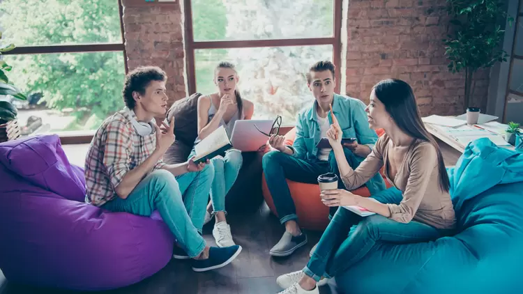 你在一個集體對話中,每個人都在討論他們的性經歷。 你發現做出貢獻很有挑戰性,因為你沒有類似的經歷,或者對它們沒有太多興趣。 在這種情況下你感覺如何?