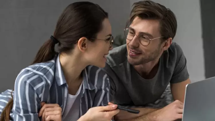 他會和你保持目光接觸多久?