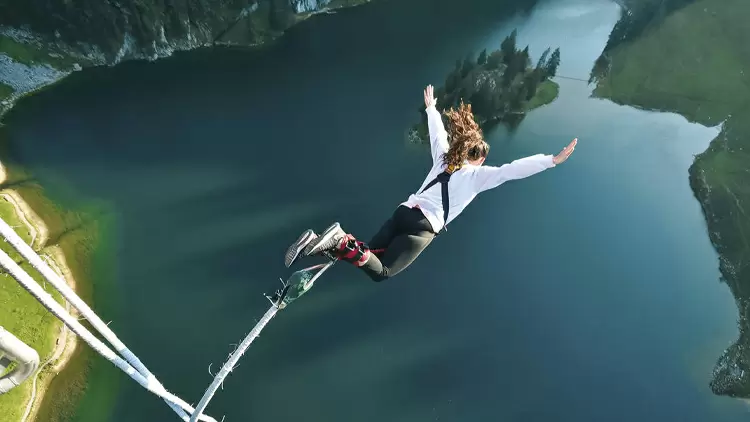 我不是個一板一眼的人，我喜歡做些緊張、刺激的事，如飆車、高空彈跳及酒後開車等，但我很明瞭自己的所作所為。